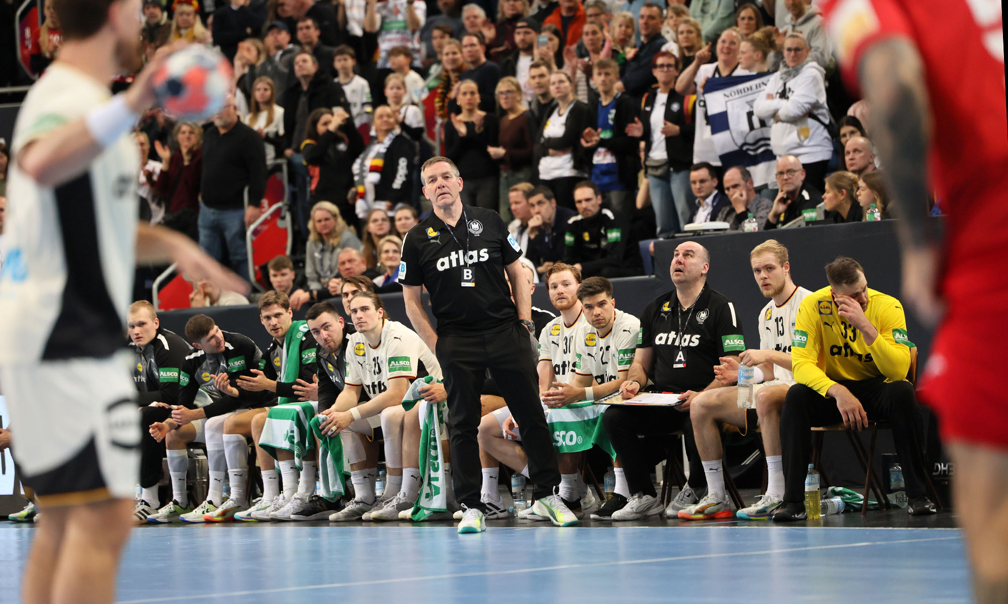 Alfred Gislason vor seiner Bank