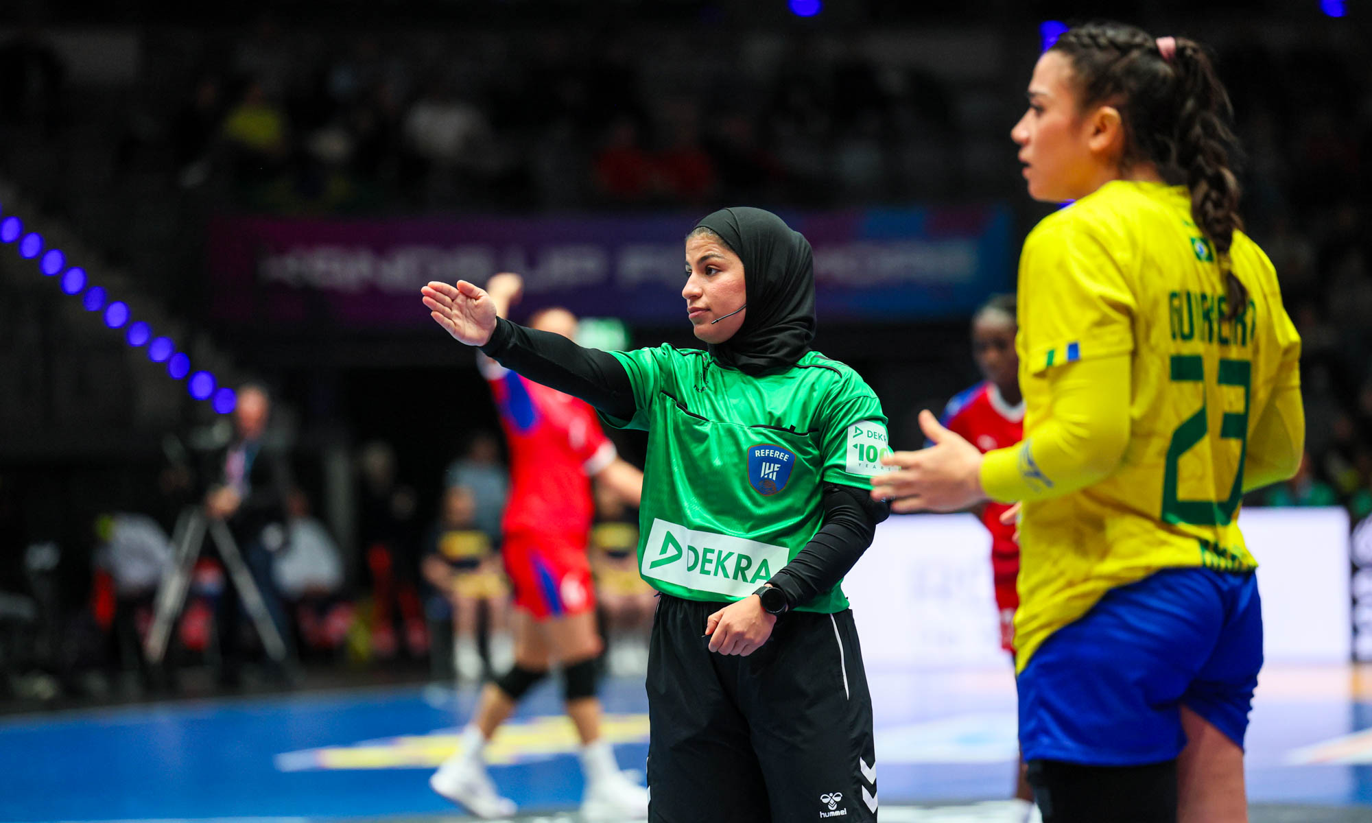 Schiedsrichterin Maali Alenezi (Kuwait)